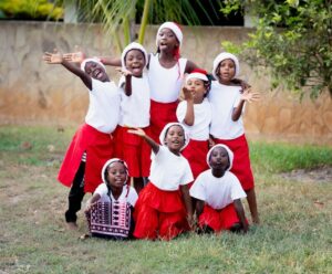 Frohe Weihnachten wünschen Herz in Afrika und die Kinder vom Nice View Kinderdorf